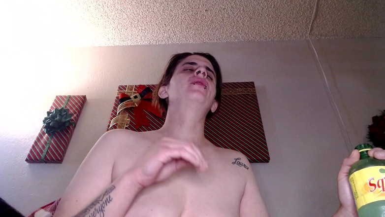 Abby Anna: 赤裸上身的极端潮吹