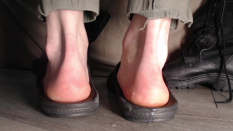 Hunky time: Nasienie w gumowych kapciach