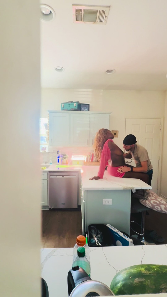 White chocolate: 继子发现他的乌木丰满妈妈操白人邻居。