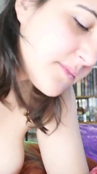 彼女は義理の兄弟のペニスを吸い、膨らませる。