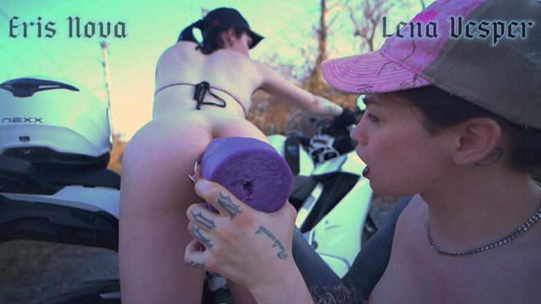 Snake_0rgy: Des motardes trans se détruisent les trous