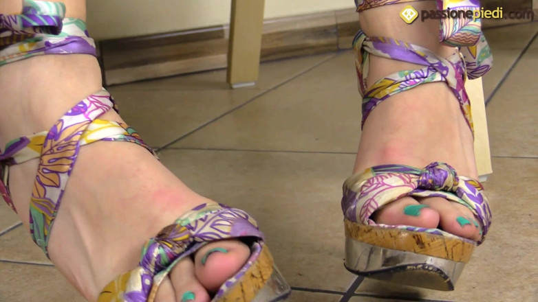 Foot Fetish HD: Antonella, sexy brunette meid speelt met haar voeten in close-up