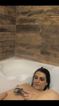 Jocuri milf perverse cu mega orgasm în cadă acasă în timp ce fumează 156-