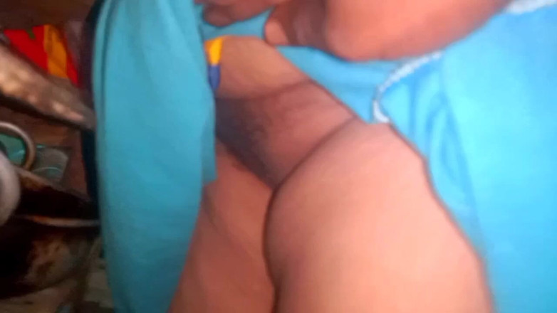 Priyanka314: Suami desi yang memerah payudara isterinya semasa dia memasak