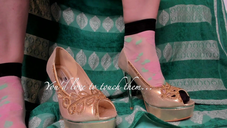 Mistress Hotwife Venus: Chaussettes, pieds, talons dorés