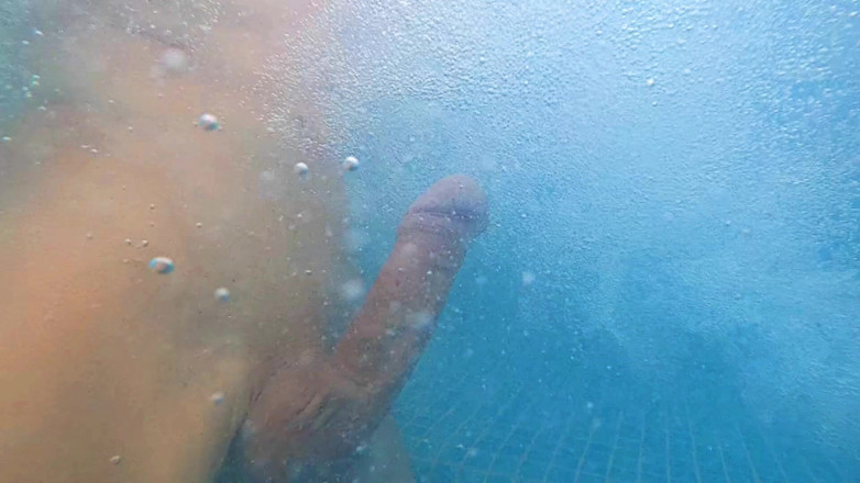 outdoor-fun: Branle ma bite dans les bulles du spa en slowmotion