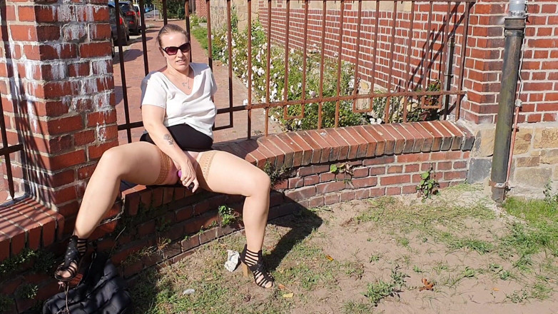 UserBitch1: Rapidita con un vibrador en la ciudad