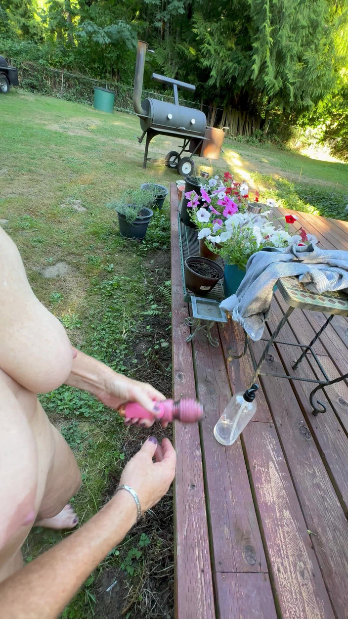 Bonewizzard69: そばかすだらけいの汚い妻がデッキの上でかがんで尻栓の後ろから犯される