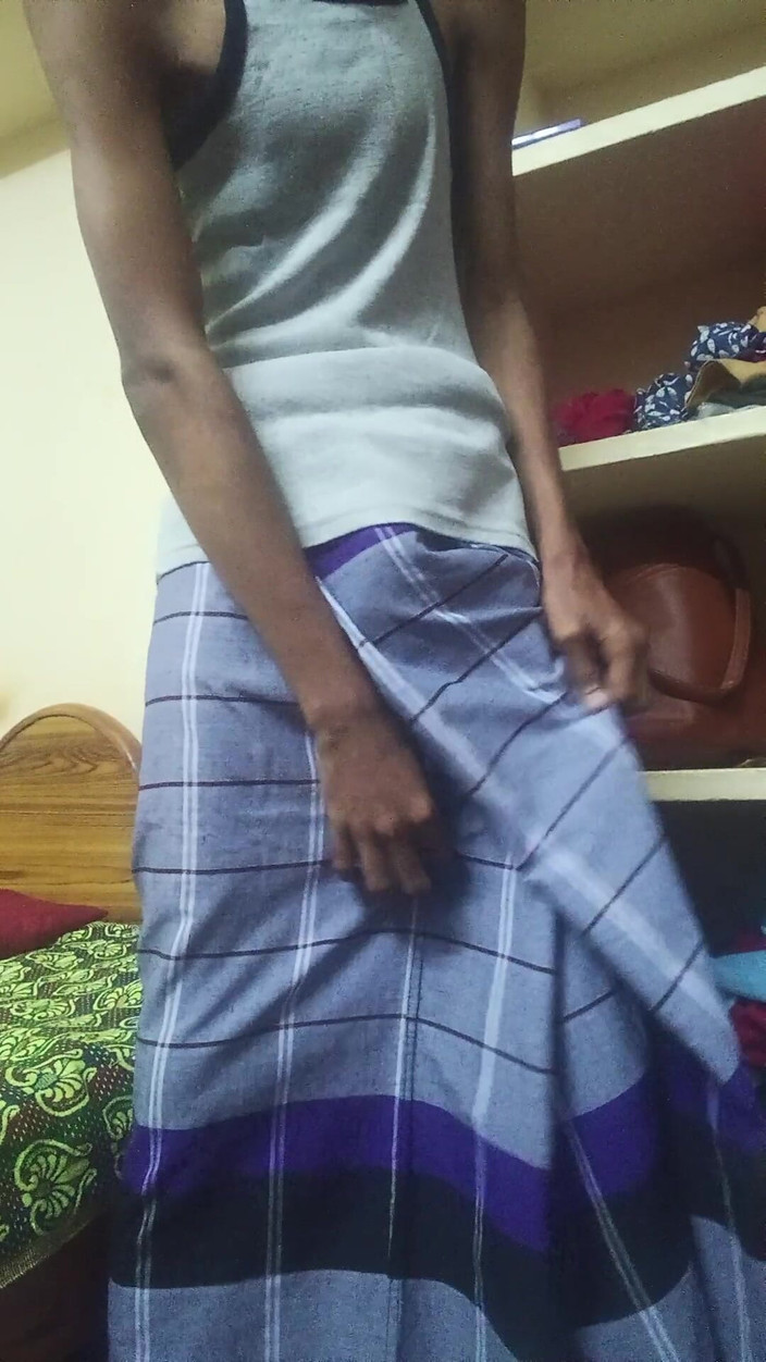 Shadow Guy: Hintli genç oğlan evde boşalıyor ve mastürbasyon yapıyor.