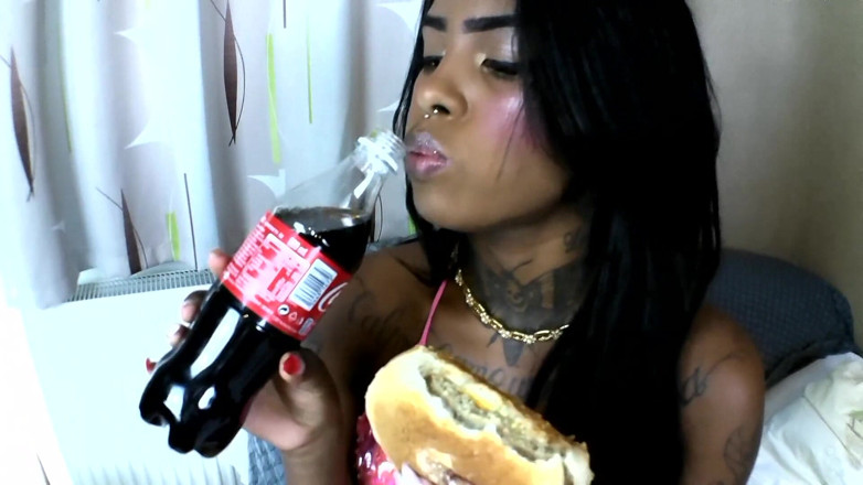 Solo Austria: Ebony teen hamburger eating!
