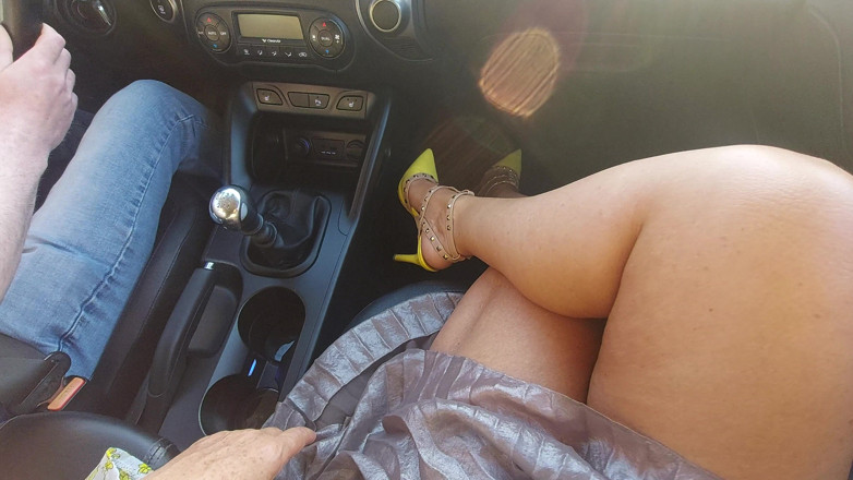 Step Mommy: Seorang wanita matang yang elegan dengan kaki yang cantik dalam...