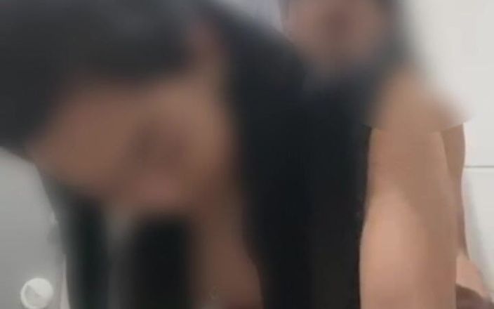 VelvetClick11: 화장실에서 학생과 섹스하는 교사