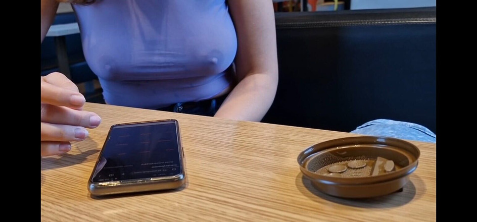 JonDickFlash: Îmi expun sânii naturali la un restaurant Mcdonald's