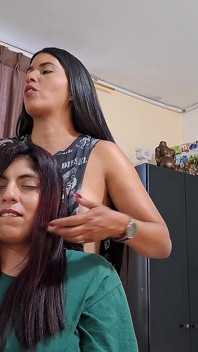 Prietenele țâțoase și cu forme fac sex lesbian pentru prima dată, lingându-și reciproc pizdele