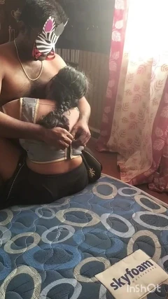 पत्नी ऊँगली कर रही है पति मिशनरी और कुत्ते शैली को चोदता है