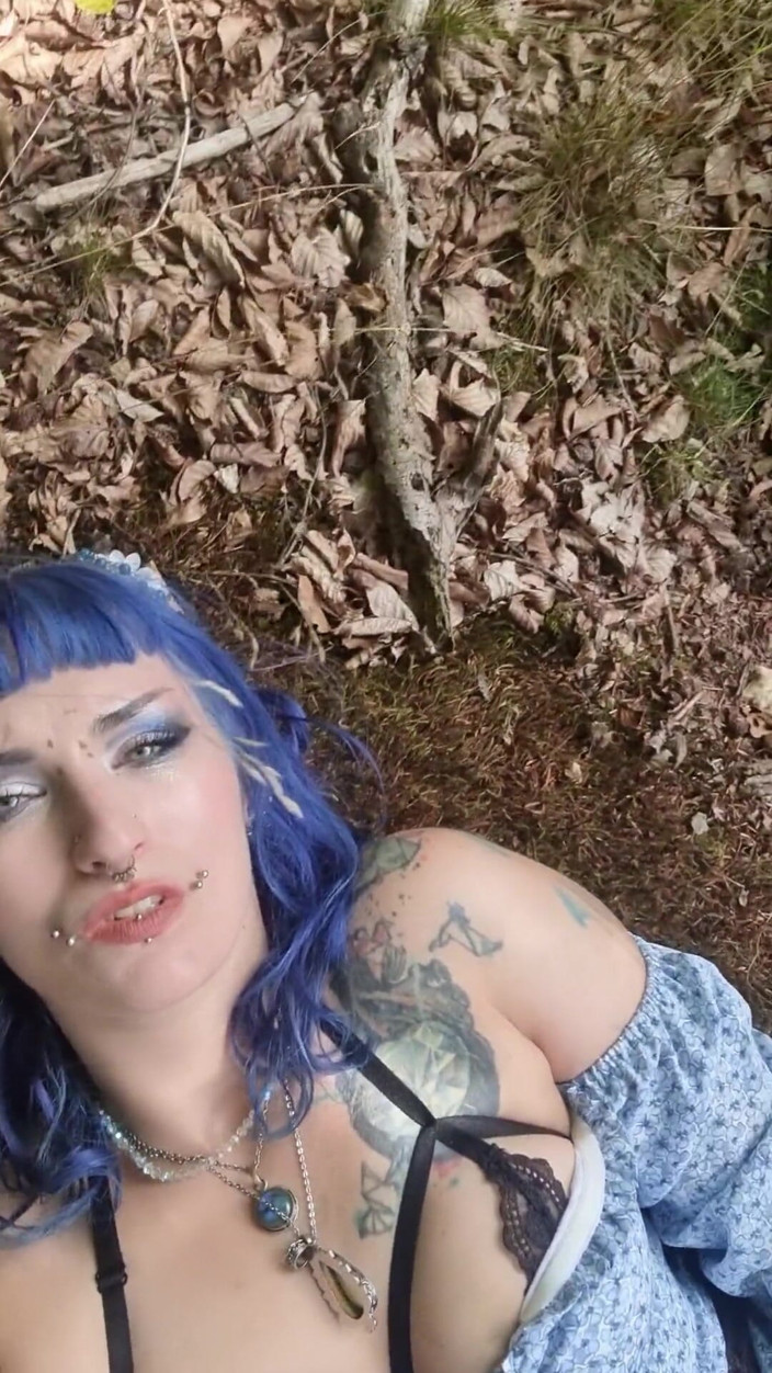 Mania Pigmilk: Wackelnde Gothitten Auf Dem Waldboden