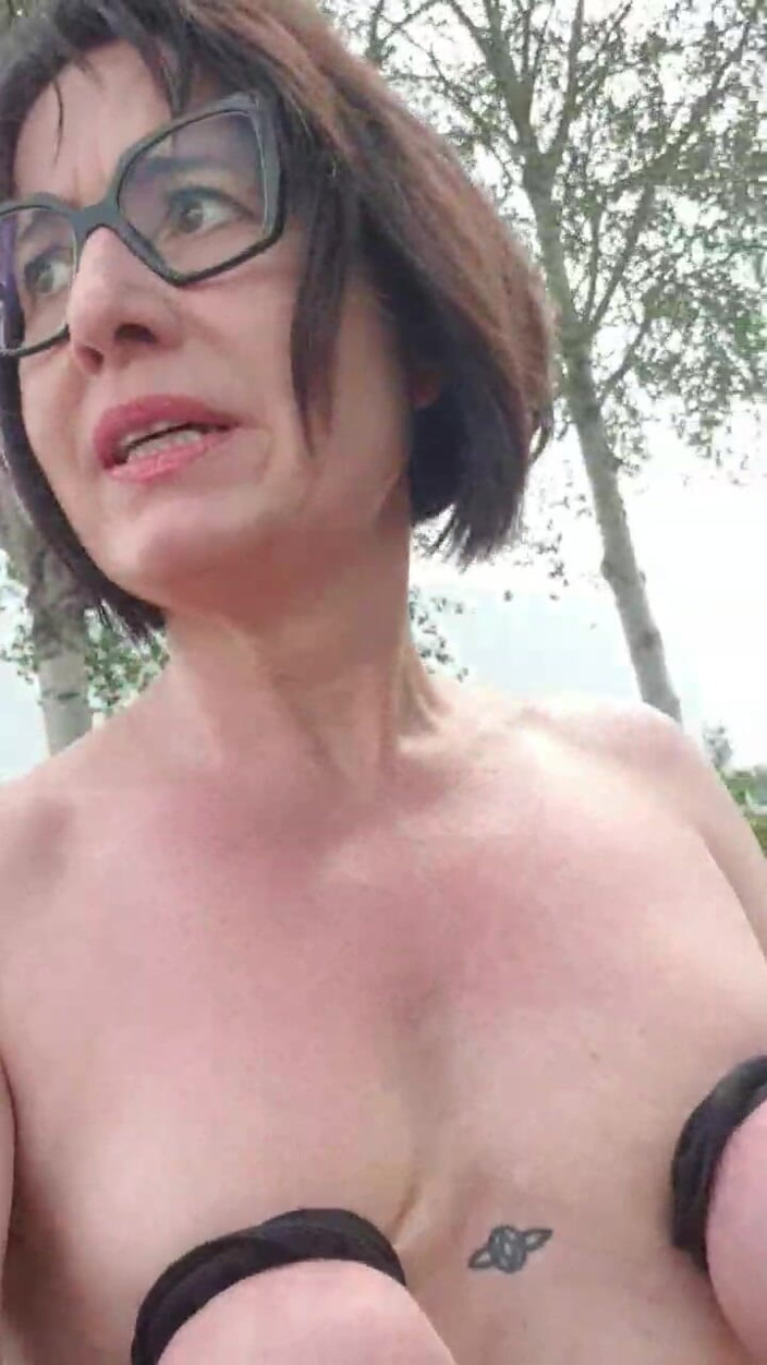 JulieEroticDress: Chorros al aire libre en el estacionamiento