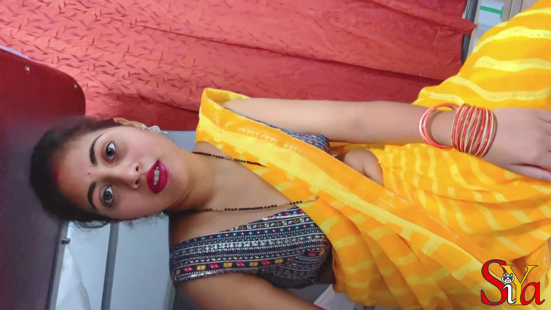 Vicky Siya: bhaartiy siya bhaabhi ajib yaatri ke saath tren men hanimoon