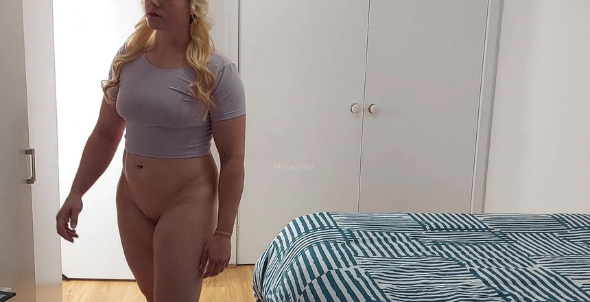Michellexm: Đi bộ quanh nhà tôi khỏa thân, đi bộ lên xuống...