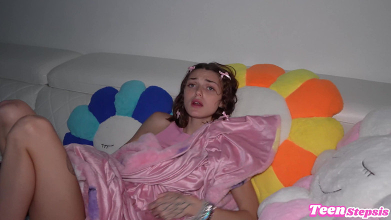 Teen StepSis: Падчерица сквиртует на хуй отчима после просмотра фильма Scary