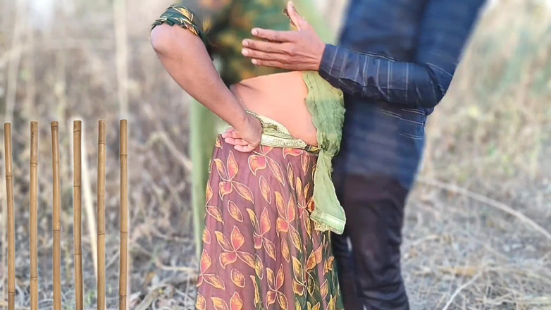 Fuckkkker: ganv ki naukraani ki jangal men chudaee desi aautdor chudaee