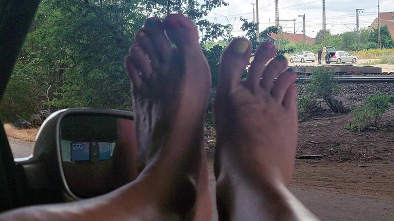 sweetfeet29: 車の中で足を向けている