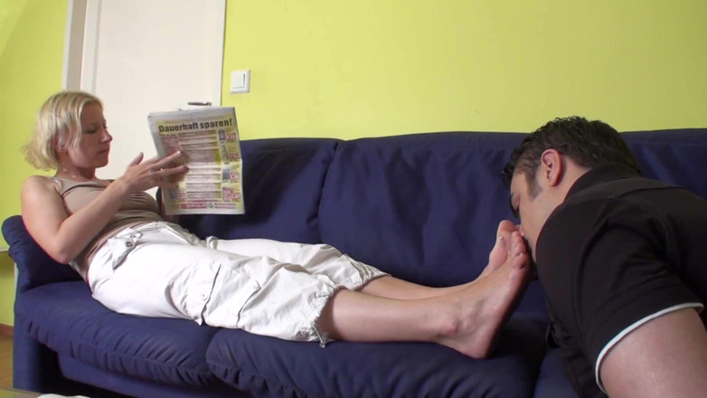 Foot Girls: ดมเท้าสูดกลิ่นขณะอ่านหนังสือพิมพ์