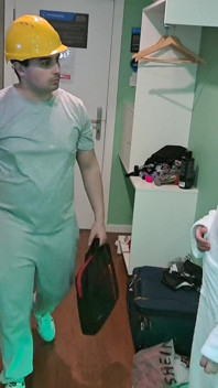 Latina MILF sprawia, że pulchna rączka hotelowa naoliwi ją i tryska