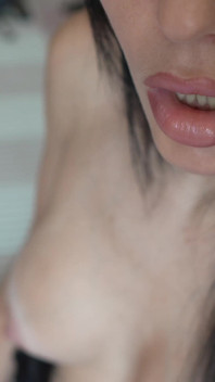Teenie-mädchen masturbiert nach dem college, bis ihre eltern kommen
