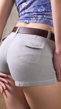 Amateur-MILF in engen shorts und höschen mit vollem rücken necken, sichtbare höschen-linie