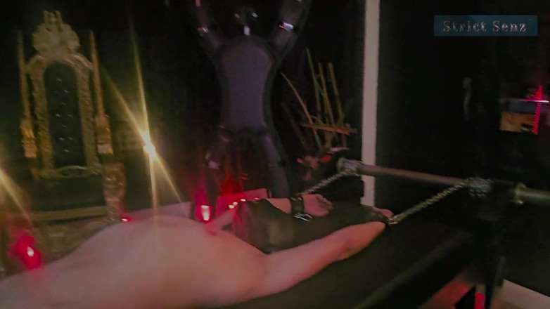 Strict Senz: Stina Stone Безжалостная растяжка на стойке от госпожи в кожаных перчатках, часть 2