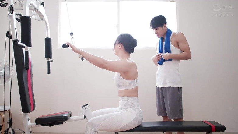 Eagle-Special: Influencer kebugaran dicrot di dalam selama sesi latihan