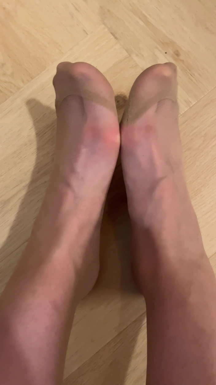 Feet: Fotshow I Knähöga Strumpor