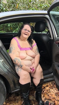 She Wet N Ready in the Back Seat She Quieves N Squirts