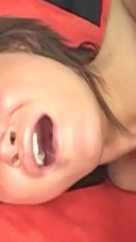 Cewek hot rambut cokelat lagi asik fingering memeknya yang menetes sampai muncrat banyak banget