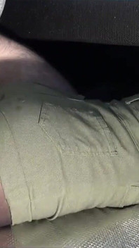 Lavoro di culo e coscia cazzo con pre-sborrata su pantaloncini verdi
