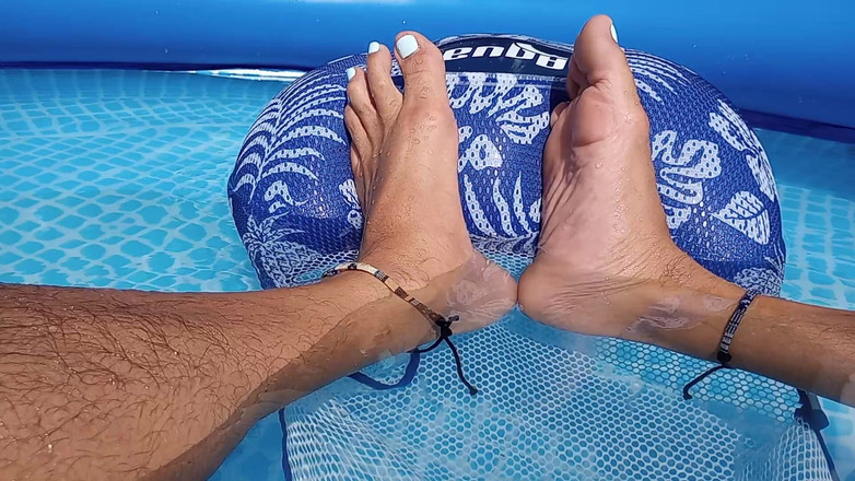 Midsouth Foot Fetish: 在游泳池里炫耀我湿润的脚