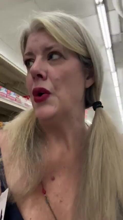 Alice Harlot: 혼자 쇼핑을 가고. 내 안에 뭔가. 완전히 옷을 입고