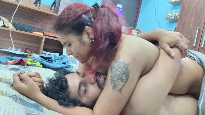 Vaigavarun45: Casal nu beija cadeado labial e esfrega corpo nu