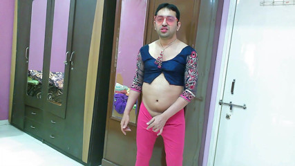 Cute & Nude Crossdresser: Transsexuală dulce efeminată Femboy Sweet Lollipop într-un top cu colanți și ochelari...