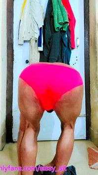 Crossdresser mengelip kelentitnya dan melancap