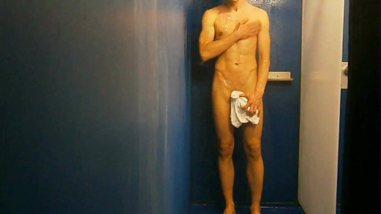 outdoor-fun: Zusammenstellung - voller frontaler exhibitionismus von solo ungeschnittenem nacktem fitten mann