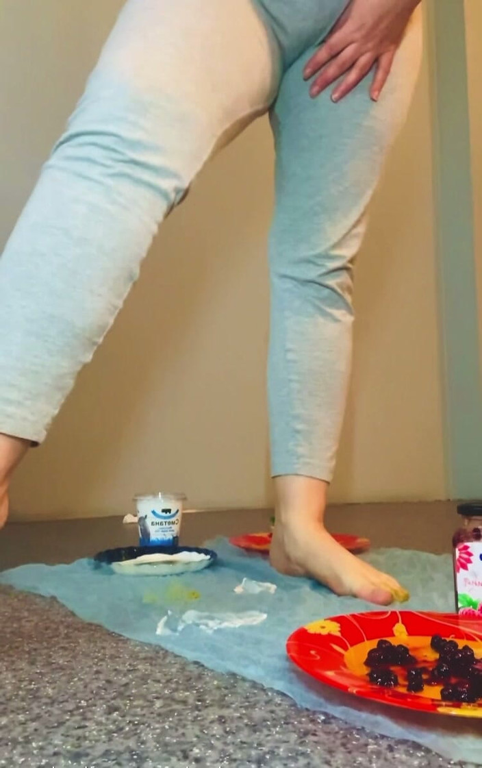 VikkiGeorgia: Food Foot Play