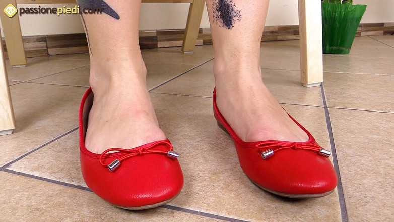 Foot Fetish HD: Lilith играет с яйцами