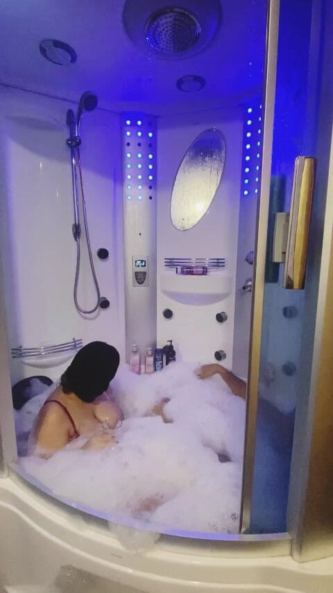 Six my and wife: Pasangan arab bersenang-senang di kamar mandi