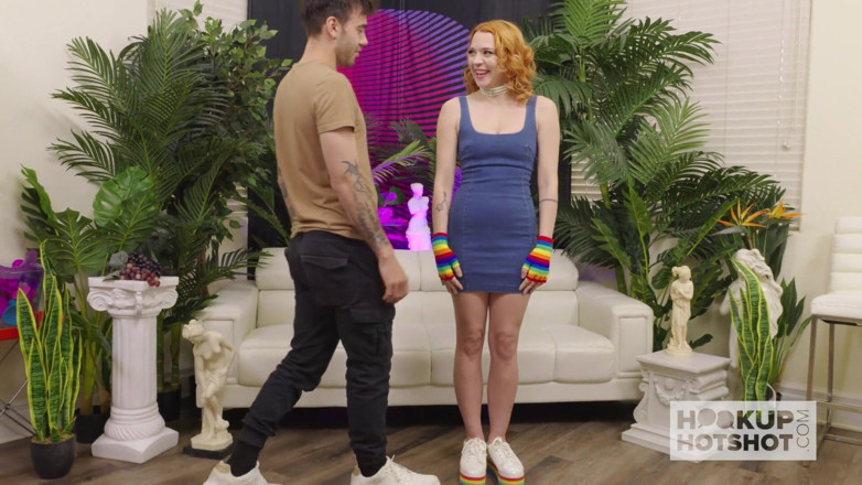 Hookup Hotshot: Büyük bir yarak kızıl fahişe Riley Jean'in pembe deliklerini parçalıyor!