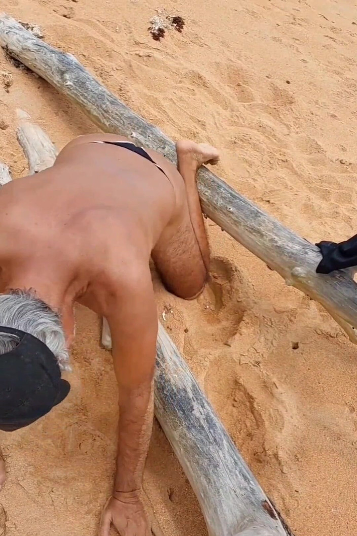 Ladysilvas: Ladysilva in mutandine sulla spiaggia mostra il suo culo caldo...