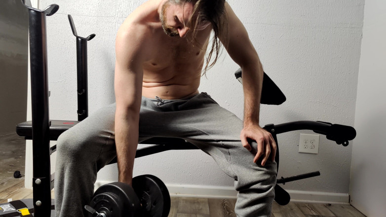 AlbinoAdonis: Bicep kadeře a honění v šedých teplákách