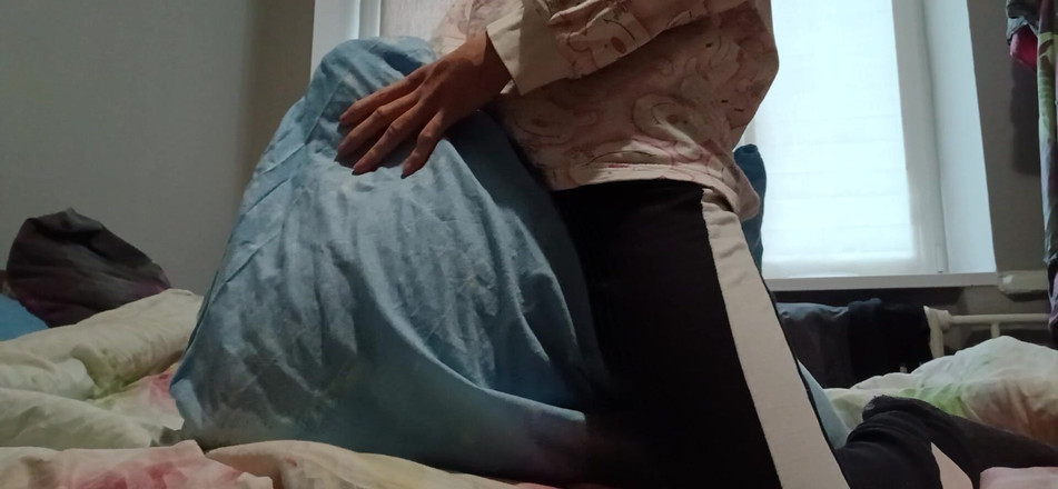 Lesbian-illusion: Super chuda dziewczyna pociera swoją cipkę poduszką i spuści szybko,...