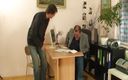 German Homemade: İnanılmaz görünümlü Alman sarışın ofiste iki sert yarak alıyor